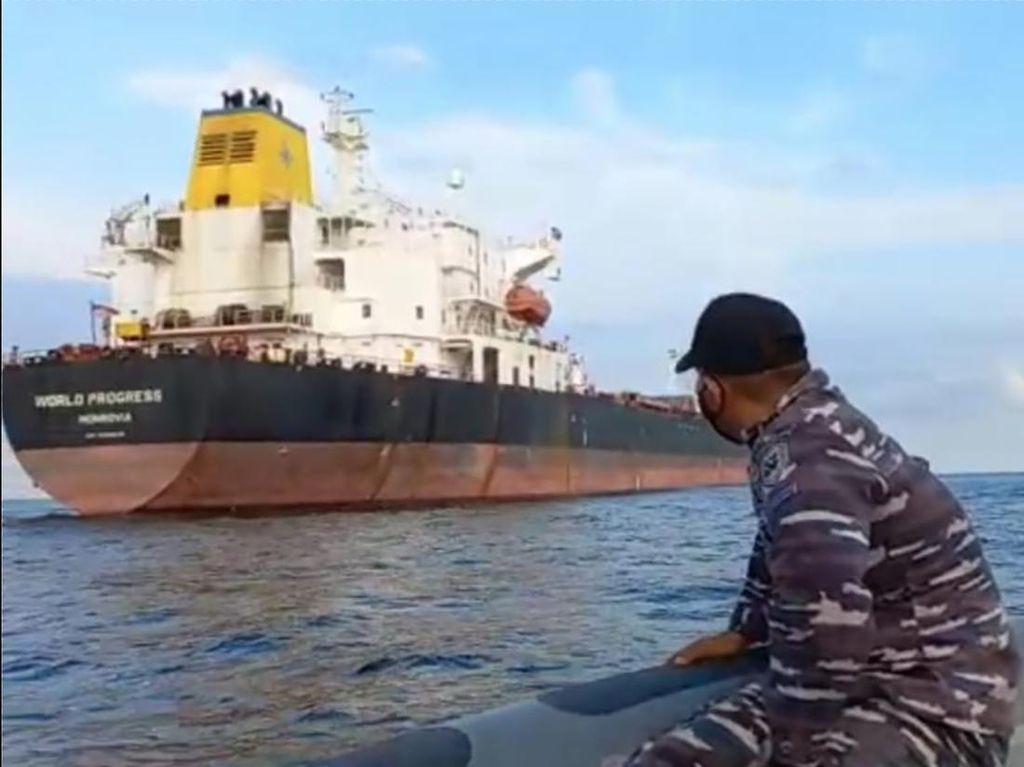 TNI AL Tangkap Kapal Bermuatan Minyak Sawit