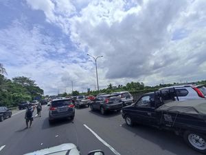 Puncak Arus Mudik, Lalin Tol Jakarta-Merak Tersendat di Km 30