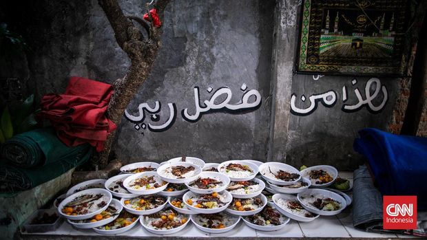 Sejumlah warga bersiap berbuka puasa bersama di kampung Arab Pekojan, Jakarta.Tradisi turun temurun ini selalu dilakukan di malam 27 Ramadan bertepatan dengan khataman Al quran. (CNN Indonesia/ Adi Ibrahim)
