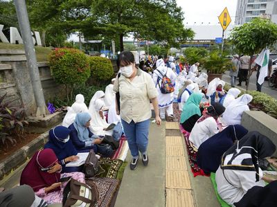 Trotoar di Bekasi Jadi Tempat Tadarus Al-Quran