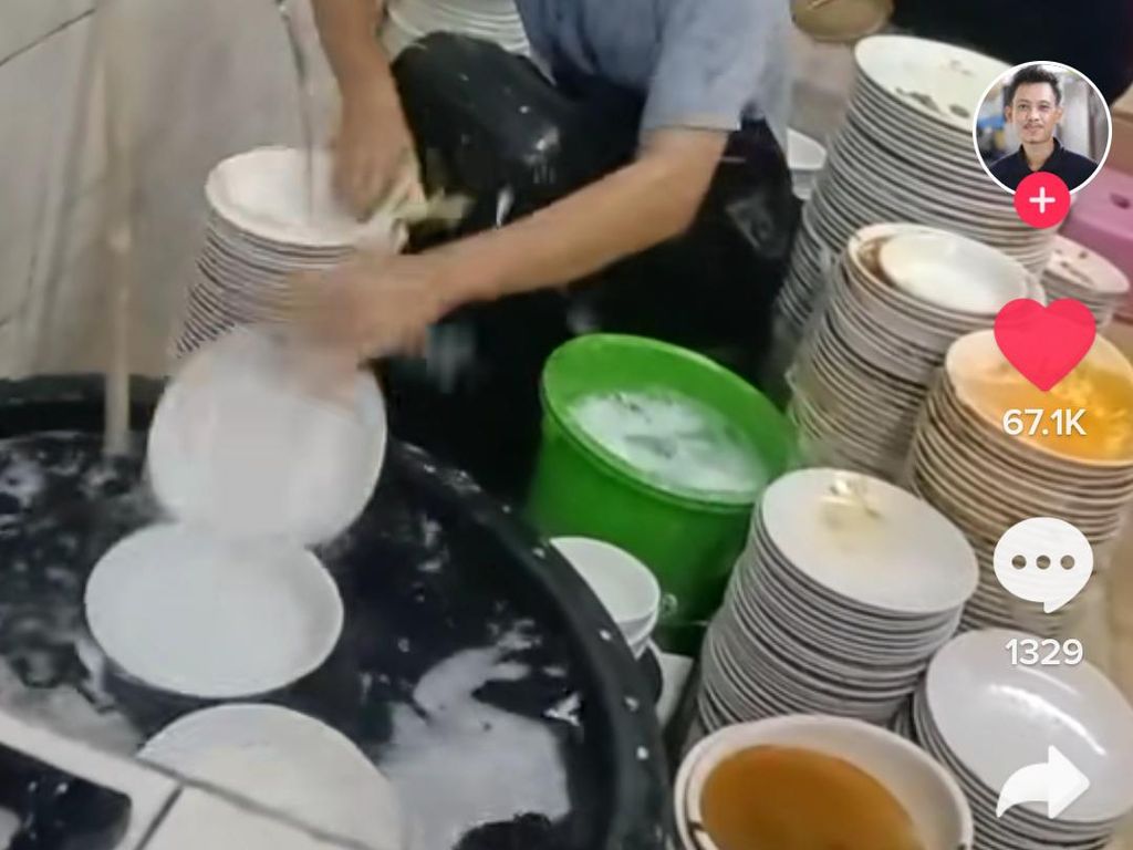 Kerja di Restoran Padang, Pria Ini Selalu Unggah Video Cuci Ratusan Piring