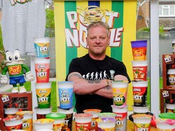 Wow! Pria Ini Sudah Makan 4 Ribu Mie Instan Cup yang Sama Puluhan Tahun