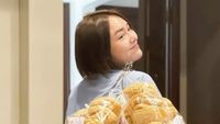 10 Keseruan Amanda Manopo Saat Kulineran, Ada Momen Gendong Kerupuk!