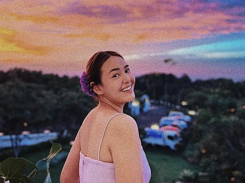10 Keseruan Amanda Manopo Saat Kulineran, Ada Momen Gendong Kerupuk!