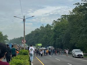 Warga Sempat Blokir Tol Cipularang, Polisi: Nunggu One Way Selesai Warga Sempat Blokir Tol Cipularang, Polisi: Nunggu One Way Selesai