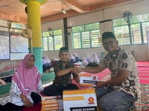 Andre Rosiade Bagikan Ribuan Sarung untuk Pengurus Masjid di Sumbar