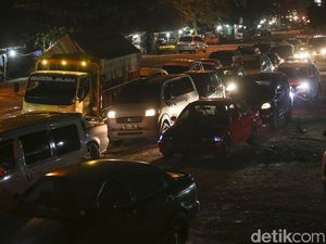 Antrean Kendaraan Mengular Imbas One Way Tol Japek Antrean Kendaraan Mengular Imbas One Way Tol Japek