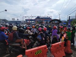 Kepanasan Antre, Pemudik Asal Banyuwangi Semaput di Gilimanuk