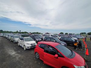 Video: Antrean Panjang Kendaraan Pemudik di Pelabuhan Gilimanuk