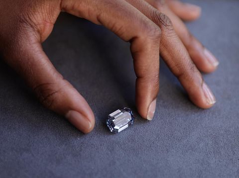 NEW YORK, NEW YORK - FEBRUARY 15: The De Beers Cullinan Blue diamond is shown before being auctioned at Sotheby's on February 15, 2022 in New York City. The blue diamond is the largest and most valuable to appear at auction.   Michael Loccisano/Getty Images/AFP (Photo by Michael loccisano / GETTY IMAGES NORTH AMERICA / Getty Images via AFP)