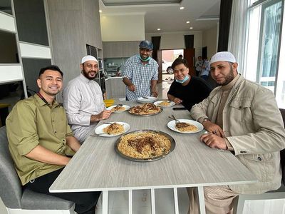 Momen Billy Syahputra Makan Bareng Maria Vania hingga Raffi Ahmad