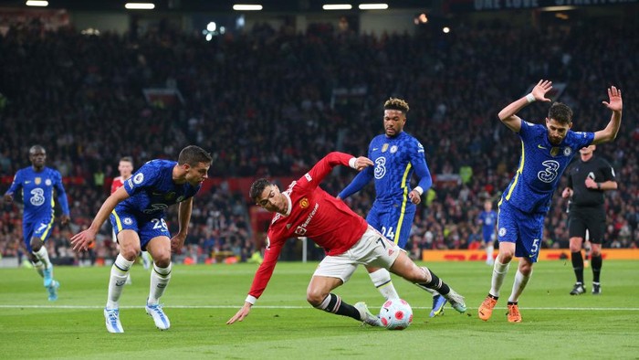 Cristiano Ronaldo vs Chelsea MANCHESTER, ENGLAND - APRIL 28: Cristiano Ronaldo of Manchester United is challenged by Reece James, Cesar Azpilicueta and Jorginho of Chelsea during the Premier League match between Manchester United and Chelsea at Old Trafford on April 28, 2022 in Manchester, England. (Photo by Alex Livesey/Getty Images)