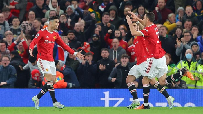 Cristiano Ronaldo vs Chelsea MANCHESTER, ENGLAND - APRIL 28: Cristiano Ronaldo of Manchester United celebrates with teammates after scoring their team's first goal during the Premier League match between Manchester United and Chelsea at Old Trafford on April 28, 2022 in Manchester, England. (Photo by Alex Livesey/Getty Images)