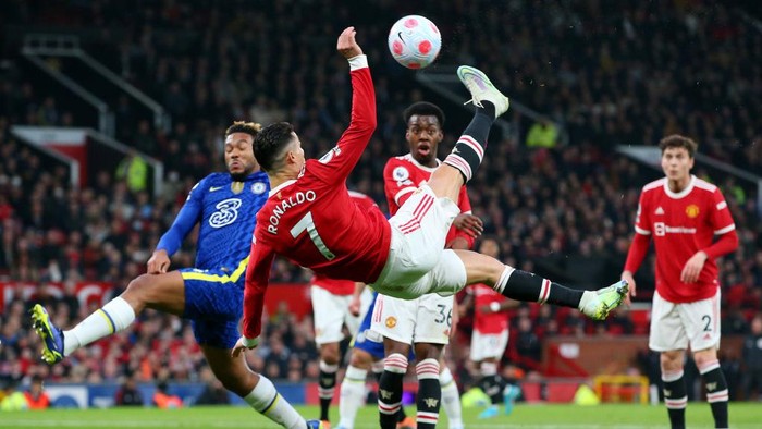 Cristiano Ronaldo vs Chelsea MANCHESTER, ENGLAND - APRIL 28: Cristiano Ronaldo of Manchester United shoots acrobatically during the Premier League match between Manchester United and Chelsea at Old Trafford on April 28, 2022 in Manchester, England. (Photo by Alex Livesey/Getty Images)