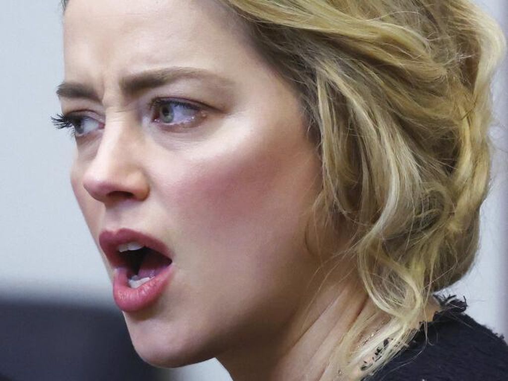 10 Ekspresi Wajah Amber Heard di Persidangan, Disamakan dengan Psikopat