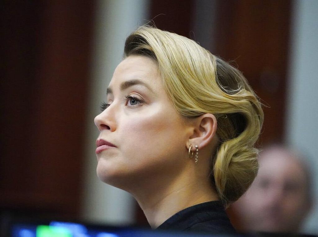 Viral Ekspresi Amber Heard di Persidangan, Disebut Bak Psikopat