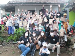 Endrinayla Rafa Amanda Ajari Bahasa Inggris dan Santuni Anak Desa Gobang