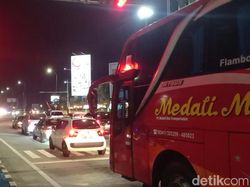 Kendaraan dari Exit Tol Madiun Mulai Padat di Malam H-3 Lebaran