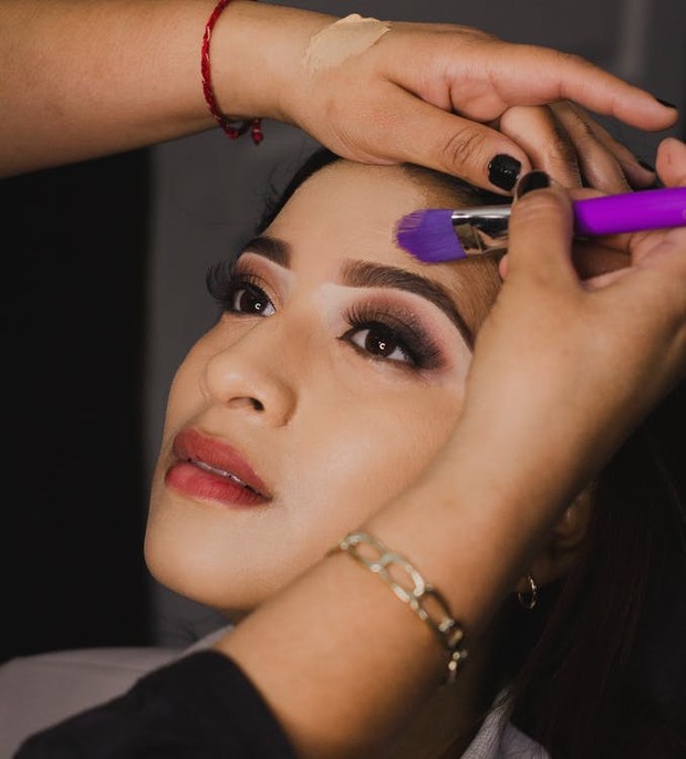 Gunakan Primer dan Powder di Kulit Dekat Alis Juga/Foto : pexels.com/Laura Garcia