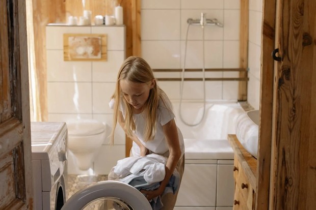Ilustrasi mencuci baju di mesin cuci
