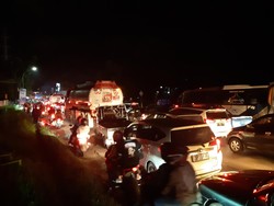 Padat Kendaraan, Jalur Arteri Menuju Pelabuhan Merak Macet 10 Km