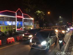 Kendaraan Pemudik Padati Jalur Nagreg Sejak Sore hingga Malam