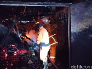 Pabrik Arang di Tasikmalaya Kebakaran Pabrik Arang di Tasikmalaya Kebakaran