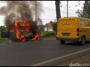 Mobil Pemudik asal  Surabaya Ludes Terbakar di Sampang Mobil Pemudik asal  Surabaya Ludes Terbakar di Sampang