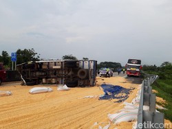 Awas! Ada Truk Terguling di Tol Boyolali, Muatan Jagung Berserakan di Jalan