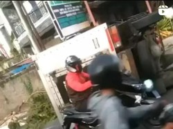 Viral Truk Boks Tabrak Avanza Parkir Hingga Terguling di Denpasar