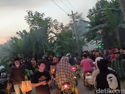 Snapshots: Kocar-kacir Pemuda Main Petasan Dibubarkan Gas Air Mata