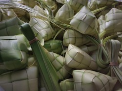 Raup Cuan Jelang Lebaran, Warga di Desa Ini Jadi Perajin Kulit Ketupat Dadakan