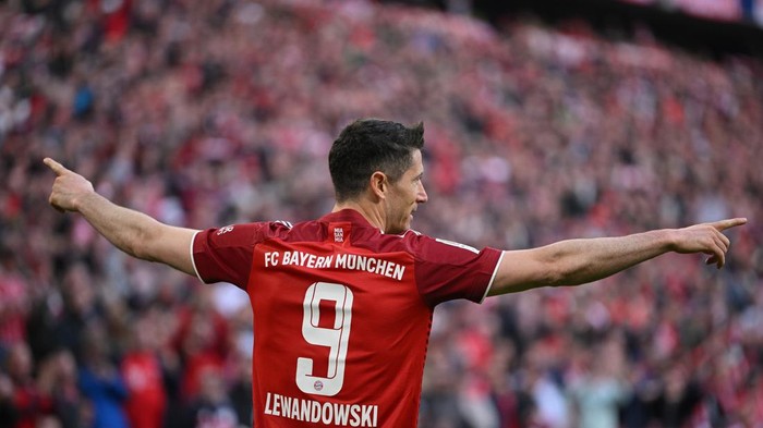 MUNICH, GERMANY - APRIL 23: Robert Lewandowski of FC Bayern Muenchen celebrates after scoring his teams second goal
 during the Bundesliga match between FC Bayern München and Borussia Dortmund at Allianz Arena on April 23, 2022 in Munich, Germany. (Photo by Matthias Hangst/Getty Images)