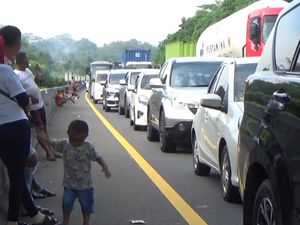 Nggak Kuat Hadapi Macet, Pemudik Ini Pilih Putar Balik di Tol Cipularang Nggak Kuat Hadapi Macet, Pemudik Ini Pilih Putar Balik di Tol Cipularang