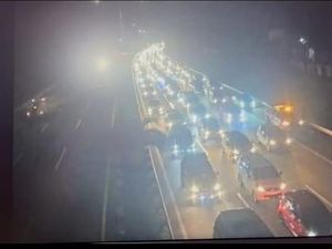 Lalin Tol Dalam Kota dan JORR Arah Cikampek Macet Malam Ini