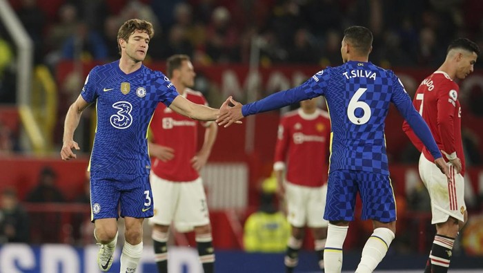 Chelseas Marcos Alonso, left, celebrates with his teammate Thiago Silva after scoring his sides first goal during the English Premier League soccer match between Manchester United and Chelsea, at Old Trafford Stadium, Manchester, England, Thursday, April, 2022. (AP Photo/Dave Thompson)