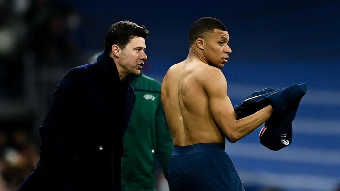 MADRID, SPAIN - MARCH 09: Head coach Mauricio Pochettino of Paris Saint-Germain directs his players Kylian Mbappe during the UEFA Champions League Round Of Sixteen Leg Two match between Real Madrid and Paris Saint-Germain at Estadio Santiago Bernabeu on March 09, 2022 in Madrid, Spain. (Photo by David Ramos/Getty Images)