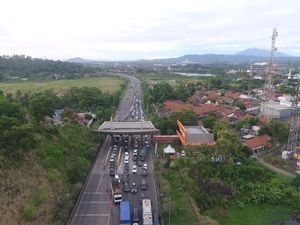 Exit Tol Merak Macet Total Pagi Ini, Pemudik Terjebak Sejak Dini Hari Exit Tol Merak Macet Total Pagi Ini, Pemudik Terjebak Sejak Dini Hari