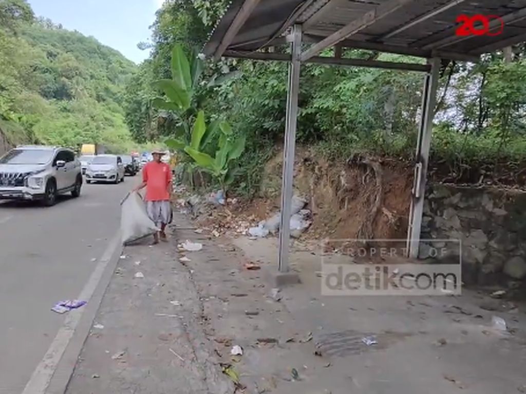 Mengais Rezeki dari Sampah Berserakan di Tengah Kemacetan Menuju Merak