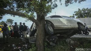 Mobil Banting Setir Hingga Tabrak Motor di Karawang