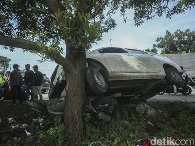 Mobil Banting Setir Hingga Tabrak Motor di Karawang