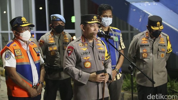 Kapolri Jenderal Listyo Sigit Prabowo meninjau langsung hari pertama penerapan one way dan Ganjil Genap di Tol Cikampek KM 47 hingga Tol Kalikangkung KM 414.