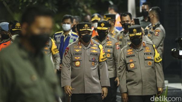 Momen Kapolri Tinjau Penerapan One Way Tol Japek