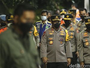 Momen Kapolri Tinjau Penerapan One Way Tol Japek Momen Kapolri Tinjau Penerapan One Way Tol Japek
