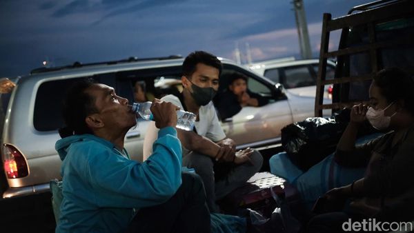 Momen Pemudik Buka Puasa Sambil Menunggu Kapal di Merak