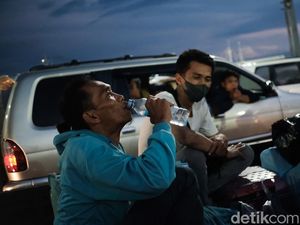 Momen Pemudik Buka Puasa Sambil Menunggu Kapal di Merak