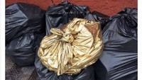 Meme ini meledek para pemain MU saat ini bagaikan tumpukan sampah biasa-biasa saja, dengan Ronaldo menonjol sendirian karena seperti tumpukan sampah emas. Foto: dok. Twitter