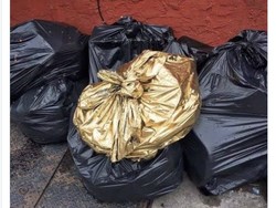 Meme ini meledek para pemain MU saat ini bagaikan tumpukan sampah biasa-biasa saja, dengan Ronaldo menonjol sendirian karena seperti tumpukan sampah emas. Foto: dok. Twitter