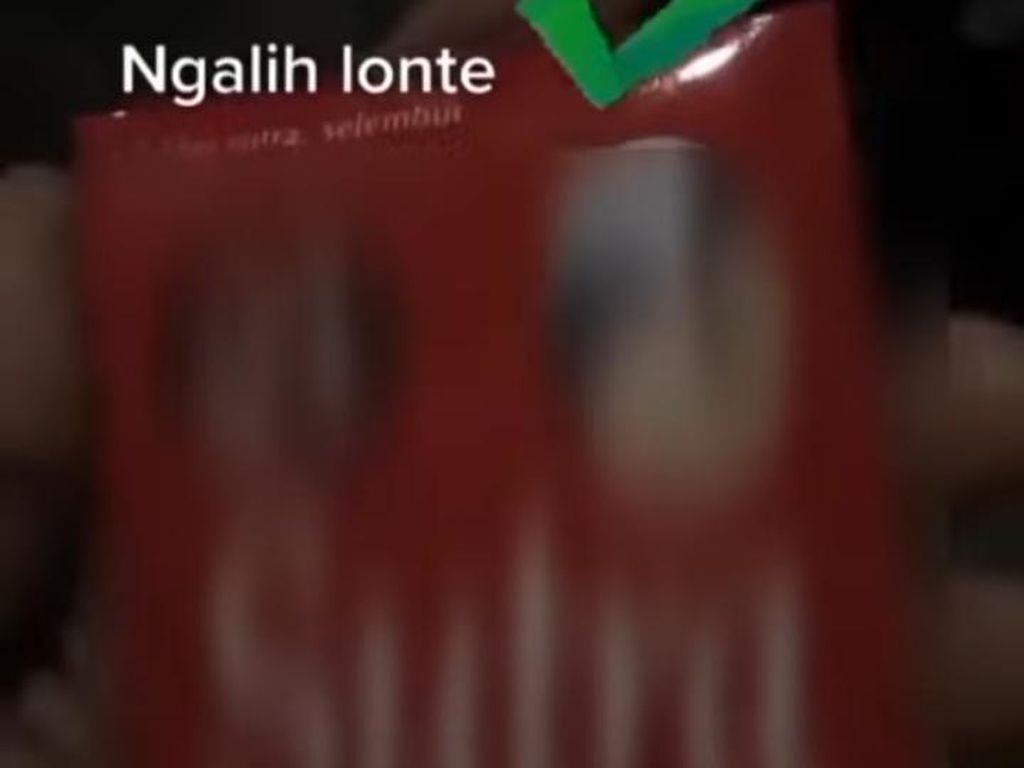 Heboh Konten Video Pamer Kondom Saat Nonton Calonarang di Pura