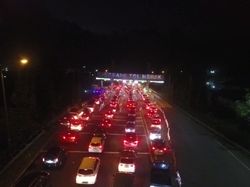 Pantauan Udara, Macet Horor di Exit Tol Merak Menuju Pelabuhan!
